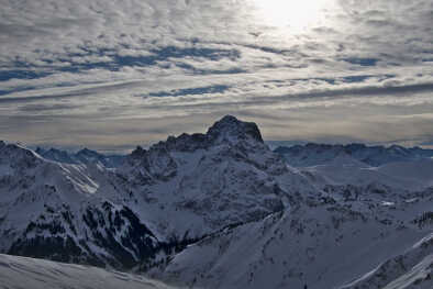 Großer Widderstein (Гросер Виддерштайн) зимой, вид с Grünhorn (Грюнхорна).
Großer Widderstein (Гросер Виддерштайн) зимой, вид с Grünhorn (Грюнхорна).