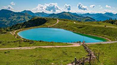 Красивый альпийский вид с отражением в озере на знаменитом Китцбюэлер Хорн, Китцбюэль, Тироль, Австрия
