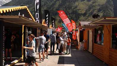 Люди делают покупки в магазинах Ultra Trail du Mont Blanc.