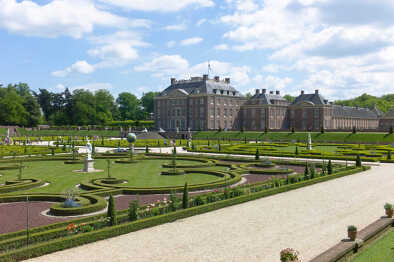 El Palacio Real de Loo visto desde los jardines de Apeldoorn, Países Bajos