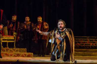 Un cantante d'opera maschio in una performance drammatica sul palcoscenico