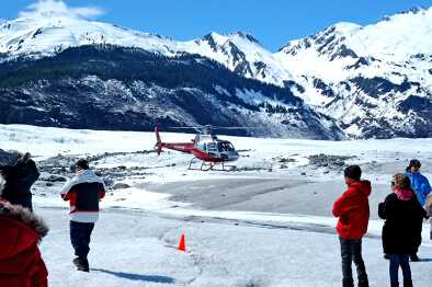 Una spedizione artica attende il proprio elicottero, sulla neve 
