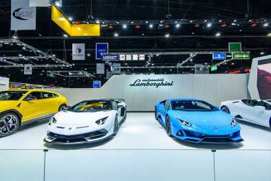 Un'esposizione di supercar colorate in uno stand per eventi Un'esposizione di supercar colorate in uno stand per eventi