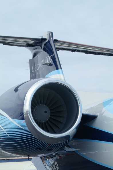 Detalle de la turbina motor y la cola de un Embraer Legacy 600