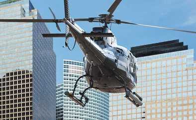 Ein Hubschrauber fliegt durch die Wolkenkratzer 