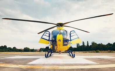 Rettungshubschrauber auf einem Hubschrauberlandeplatz