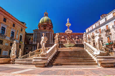 Berühmter Brunnen der Schande auf der barocken Piazza Pretoria, Palermo, Sizilien, Italien
