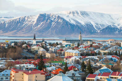 Vista de la ciudad y la montaña en Islandia Vista de la ciudad y la montaña en Islandia