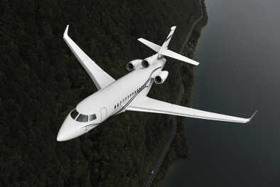 Vue du dessus sur le Falcon 7X de Dassault en plein vol