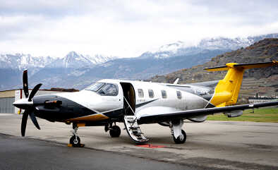 Pilatus PC12 entouré de sommets alpins, aéroport de Sion, aéroport difficile d'accès