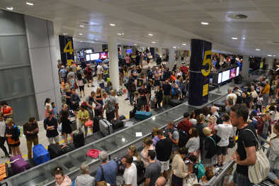Caos en la T3 del aeropuerto de Manchester, donde una evacuación anterior provocó que los tiempos de espera para la recogida de equipaje superaran las 4 horas. Cientos de pasajeros varados sin maletas Caos en la T3 del aeropuerto de Manchester, donde una evacuación anterior provocó que los tiempos de espera para la recogida de equipaje superaran las 4 horas. Cientos de pasajeros varados sin maletas