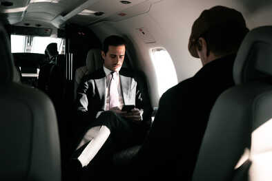 Hombre de negocios hablando por teléfono a bordo de un avión privado Hombre de negocios hablando por teléfono a bordo de un avión privado