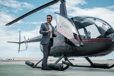 Empresario de pie cerca de helicóptero privado Empresario de pie cerca de helicóptero privado