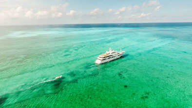 gran yate de superlujo por las Bahamas navegando por la isla de Nassau gran yate de superlujo por las Bahamas navegando por la isla de Nassau
