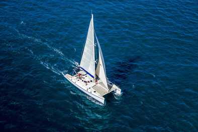 Vista aérea de un catamarán navegando Vista aérea de un catamarán navegando