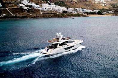 Yate de lujo navegando en la isla de Mykonos, Grecia
