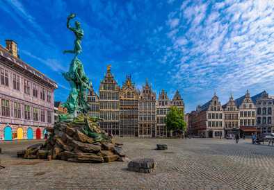 La Grote Markt (Gran Plaza del Mercado) de Antwerpen (Amberes), Bélgica. Es una plaza de la ciudad situada en el corazón del casco antiguo de la ciudad de Amberes. Paisaje urbano de Amberes. La Grote Markt (Gran Plaza del Mercado) de Antwerpen (Amberes), Bélgica. Es una plaza de la ciudad situada en el corazón del casco antiguo de la ciudad de Amberes. Paisaje urbano de Amberes.