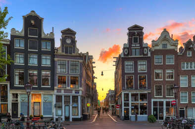 Hermosa puesta de sol en una de las nueve callecitas, un popular destino turístico en Ámsterdam, Países Bajos