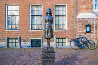 Ámsterdam, Países Bajos: Estatua de Ana Frank de Pieter d'Hont, junto a la Casa de Ana Frank. Holanda