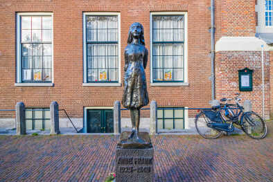 Amsterdam, Paesi Bassi: Statua di Anne Frank di Pieter d'Hont, accanto alla Anne Frank Huis.