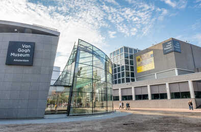 El edificio del museo Van Gogh destaca por su diseño arquitectónico en Ámsterdam, Países Bajos