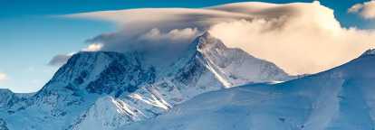 Una montagna soleggiata è sovrastata da una nuvola ad Aspen, Colorado, USA