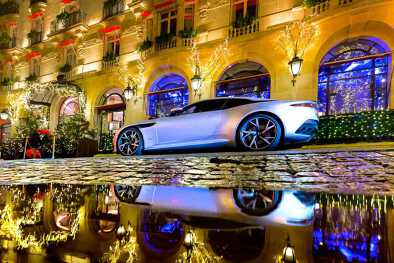 Aston Martin DBS superleggera detrás del Hôtel Plaza Athénée Aston Martin DBS superleggera detrás del Hôtel Plaza Athénée