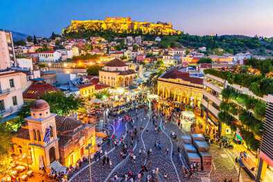 Atenas, Grecia - Foto nocturna con Atenas desde arriba, la plaza Monastiraki y la antigua Acrópolis.