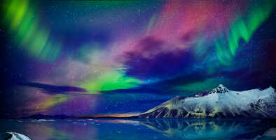 espectacular vista sobre el mar y las montañas con las luces de Islandia espectacular vista sobre el mar y las montañas con las luces de Islandia