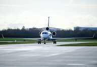 Avién Falcon 7 en la pista Avién Falcon 7 en la pista
