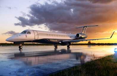 El Embraer Legacy 600 aparcado en la pista bajo un cielo nublado El Embraer Legacy 600 aparcado en la pista bajo un cielo nublado