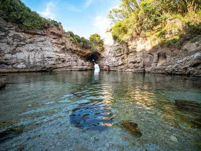 Ruinas de la villa romana llamada Bagni della regina Giovanna (baños de la reina Giovanna) con puente de roca natural en la costa de Sorrento, Nápoles, Campania, Italia Ruinas de la villa romana llamada Bagni della regina Giovanna (baños de la reina Giovanna) con puente de roca natural en la costa de Sorrento, Nápoles, Campania, Italia