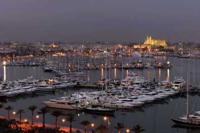 Vista serale sulla baia di Palma e sul Club de Mar con la cattedrale di La Seu sullo sfondo
