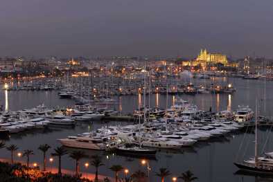 Vista serale sulla baia di Palma e sul Club de Mar con la cattedrale di La Seu sullo sfondo Vista serale sulla baia di Palma e sul Club de Mar con la cattedrale di La Seu sullo sfondo