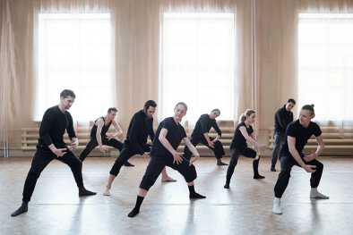 Ballerini in abito nero provano in un grande studio arioso