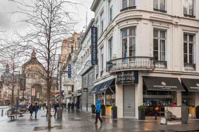 Amberes, Provincia de Amberes/Bélgica — 11.11.2017: Calle De Keyserlei en el Barrio Diamante ("Diamantkwartier"). A la derecha: tienda de diamantes Claus & Orsini.
