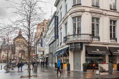 Amberes, Provincia de Amberes/Bélgica — 11.11.2017: Calle De Keyserlei en el Barrio Diamante ("Diamantkwartier"). A la derecha: tienda de diamantes Claus & Orsini. Amberes, Provincia de Amberes/Bélgica — 11.11.2017: Calle De Keyserlei en el Barrio Diamante ("Diamantkwartier"). A la derecha: tienda de diamantes Claus & Orsini.