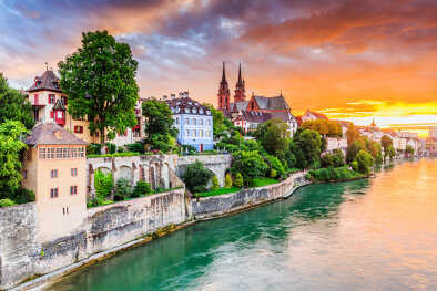 Basilea, Suiza. Casco antiguo con la catedral de piedra roja de Munster en el río Rin con el atardecer de fondo