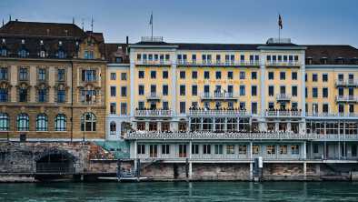 Fachada frontal del Hotel Les Trois Rois con su hermoso balcón con vistas al río Rin