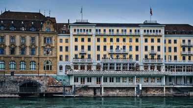 Fachada frontal del Hotel Les Trois Rois con su hermoso balcón con vistas al río Rin Fachada frontal del Hotel Les Trois Rois con su hermoso balcón con vistas al río Rin