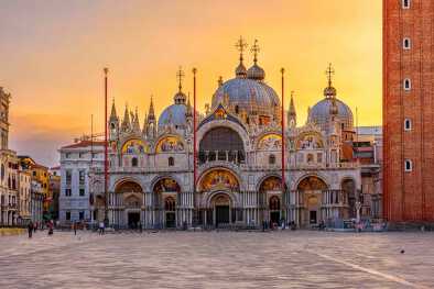 Vista de la basílica de San Marcos y de la plaza de San Marcos en Venecia, Italia. Arquitectura y punto de referencia de Venecia. Amanecer paisaje urbano de Venecia. Vista de la basílica de San Marcos y de la plaza de San Marcos en Venecia, Italia. Arquitectura y punto de referencia de Venecia. Amanecer paisaje urbano de Venecia.