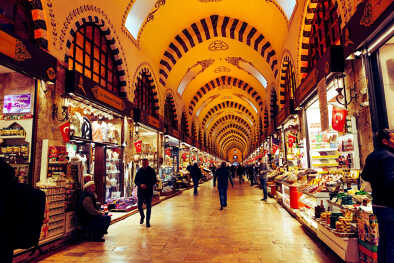 Vista noctura en el Gran Bazar Turco de Estambul, con tiendas de artesanía y productos culturales turcos en los puestos de la izquierda y derecha