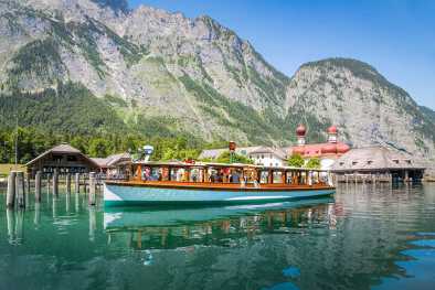 Barco de pasajeros en el Koenigssee cerca de Berchtesgaden, Baviera, Alemania Barco de pasajeros en el Koenigssee cerca de Berchtesgaden, Baviera, Alemania