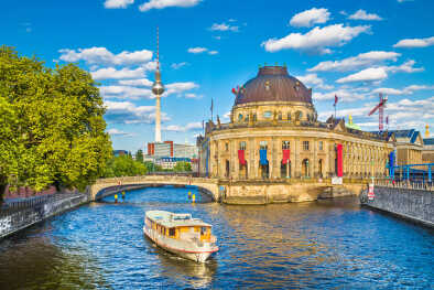 Hermosa vista de la Isla de los Museos, Patrimonio de la Humanidad de la UNESCO, con un barco de excursión en el río Spree, Berlín, Alemania Hermosa vista de la Isla de los Museos, Patrimonio de la Humanidad de la UNESCO, con un barco de excursión en el río Spree, Berlín, Alemania