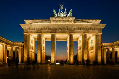 La Puerta de Brandeburgo iluminada en Berlín con algunas sombras fugaces de berlineses anónimos - Símbolo de Alemania. La Puerta de Brandeburgo iluminada en Berlín con algunas sombras fugaces de berlineses anónimos - Símbolo de Alemania.