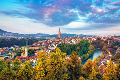 Vista matinal del casco antiguo de Berna al amanecer, capital de Suiza Vista matinal del casco antiguo de Berna al amanecer, capital de Suiza