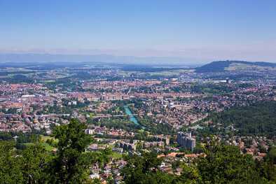 La vista de la ciudad de Berna desde la montaña Gurten en verano La vista de la ciudad de Berna desde la montaña Gurten en verano