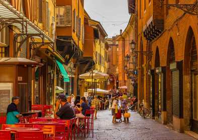 turistas y lugareños van de compras en el mercado medieval. La vocación comercial de esta zona conocida como Quadrilatero, que significa Área del Cuadrilátero, nació en la Edad Media turistas y lugareños van de compras en el mercado medieval. La vocación comercial de esta zona conocida como Quadrilatero, que significa Área del Cuadrilátero, nació en la Edad Media