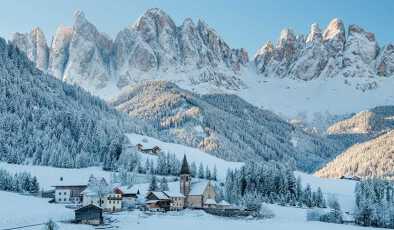 El pequeño pueblo Val di Funes cubierto de nieve, con las montañas Dolomitas, Tirol del Sur, Italia. El pequeño pueblo Val di Funes cubierto de nieve, con las montañas Dolomitas, Tirol del Sur, Italia.