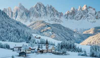 Il piccolo villaggio della Val di Funes coperto di neve, con le montagne delle Dolomiti, in Alto Adige, Italia.
Il piccolo villaggio della Val di Funes coperto di neve, con le montagne delle Dolomiti, in Alto Adige, Italia.